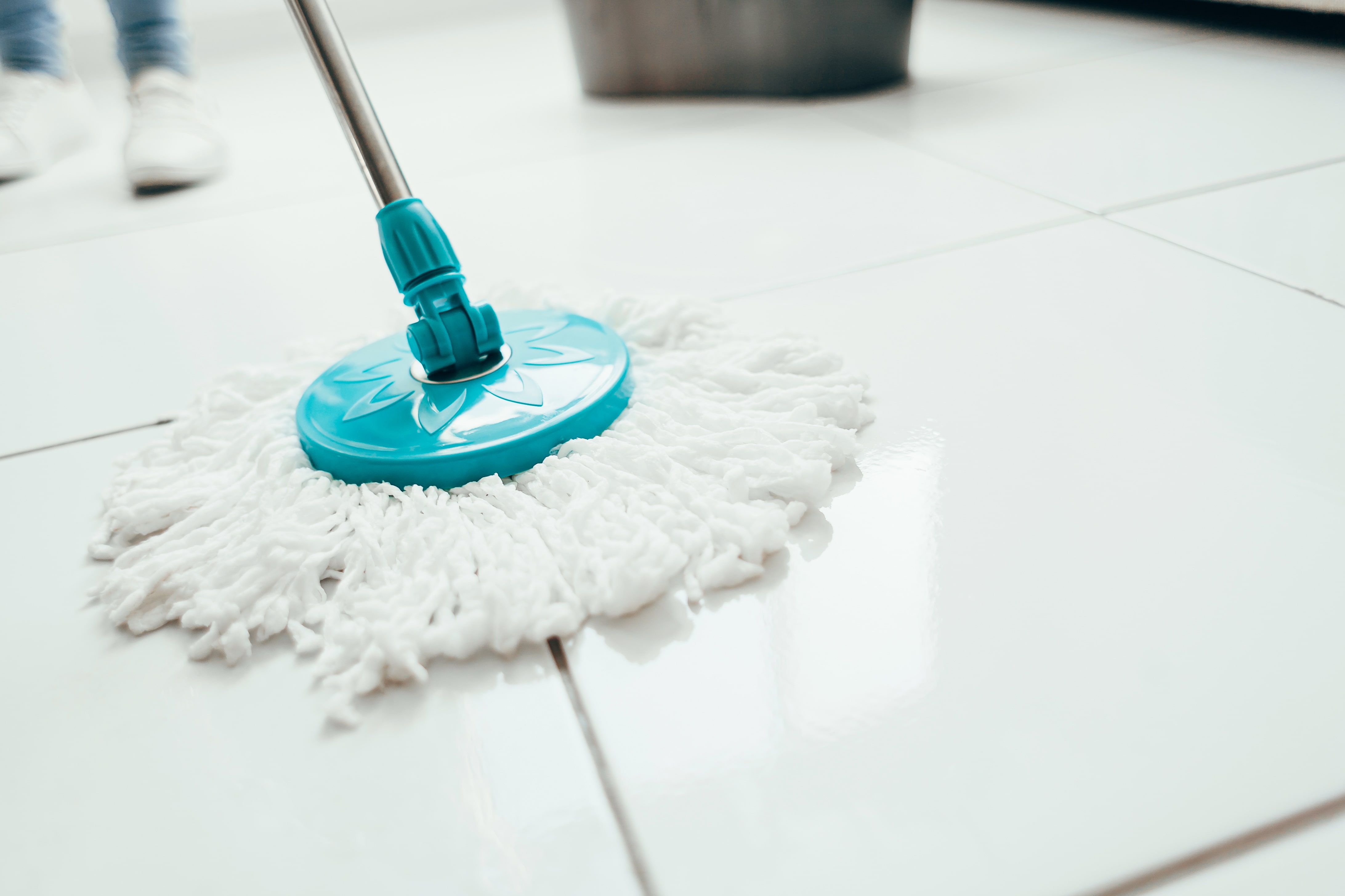 Van dweil, mop en zwabber naar schrobzuigmachine: welke kies je wanneer?